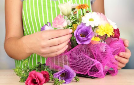 Fremantle Florist makes flowers bouquet